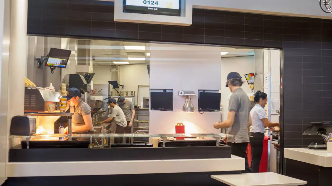 tineri care lucreaza intr-un fast food