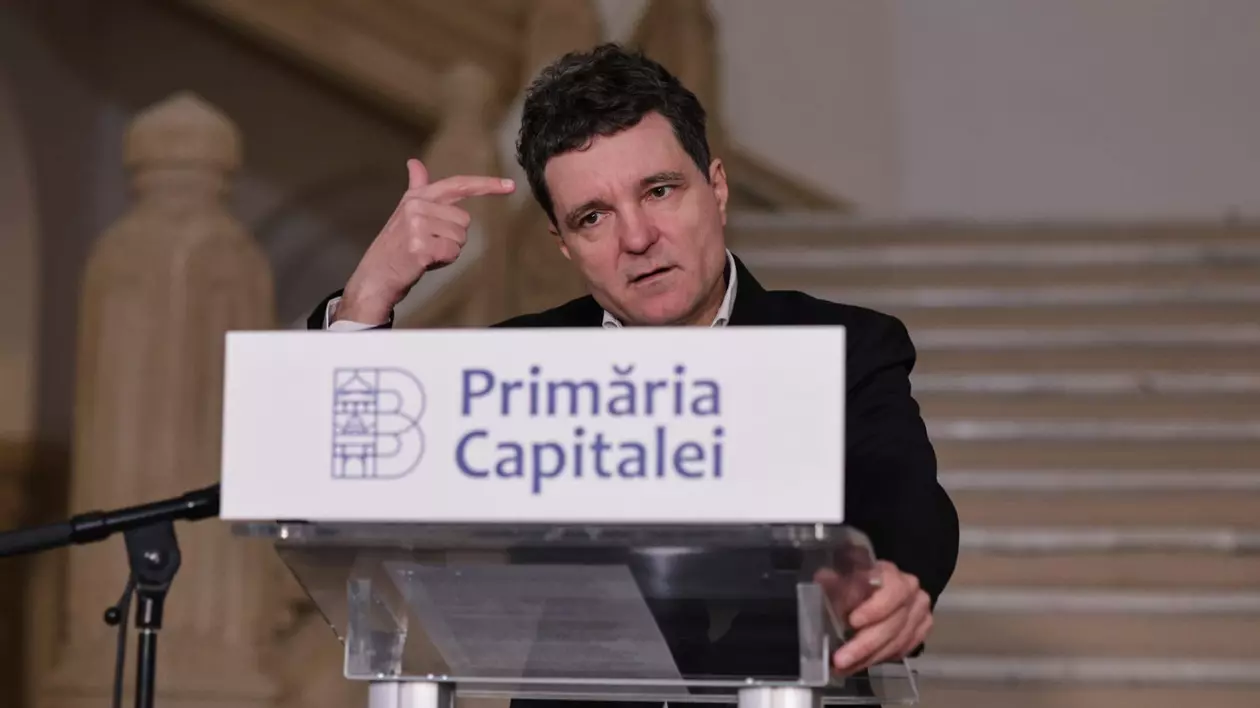 Nicușor Dan, aflat la un pupitru pe care scrie Primăria Capitalei, vorbește la un conferință de presă și explică ceva cu mâna. Foto: Libertatea / Vlad Chirea