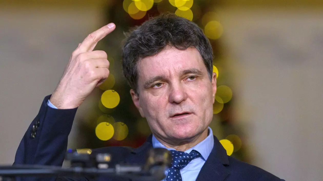 Nicușor Dan gesticulează în cadrul unei conferințe de presă