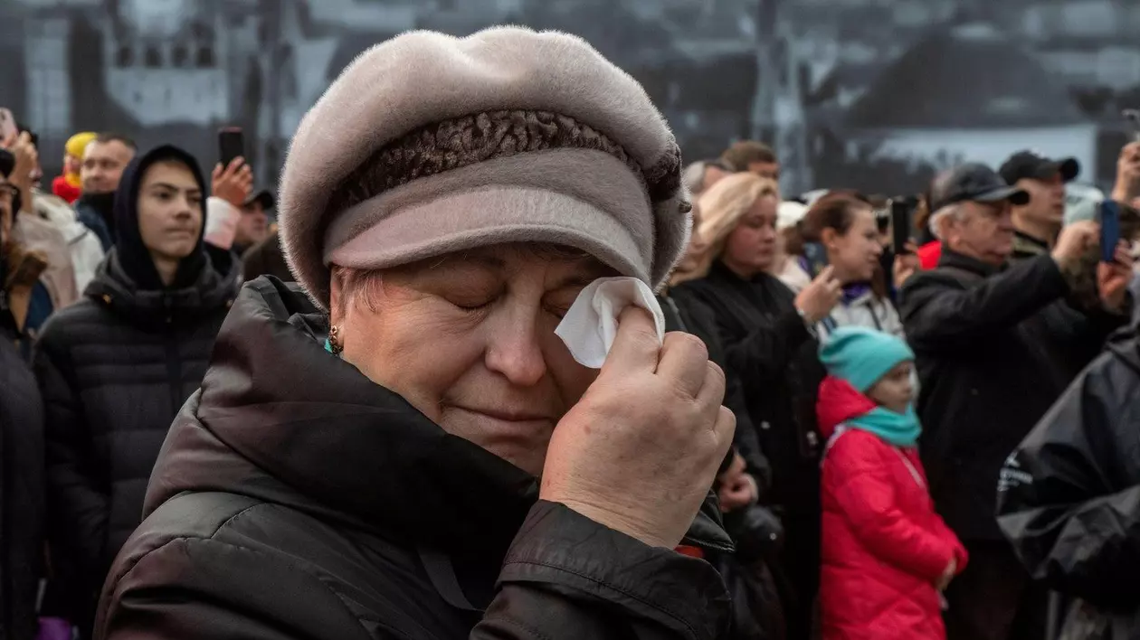 Moscova, Rusia. 5 noiembrie 2023. O femeie își șterge lacrimile în timpul unui spectacol patriotic la un muzeu în aer liber din Piața Roșie din Moscova; care marca cea de-a 82-a aniversare a paradei istorice din Piața Roșie din 7 noiembrie 1941