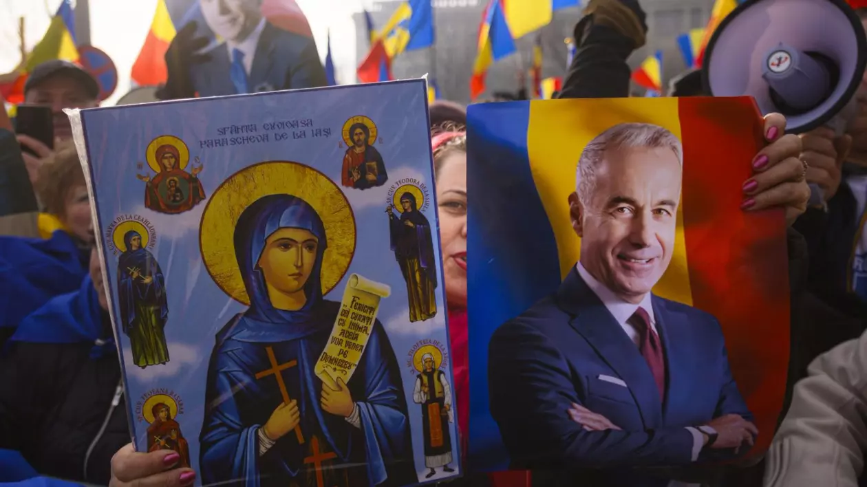 O femeie ține în mâini o fotografie a lui Călin Georgescu și o icoană, în timpul unui protest împotriva anulării alegerilor prezidențiale, în fața sediului Curții Constițuionale a României, în Bucuresti, vineri, 10 ianuarie 2025.