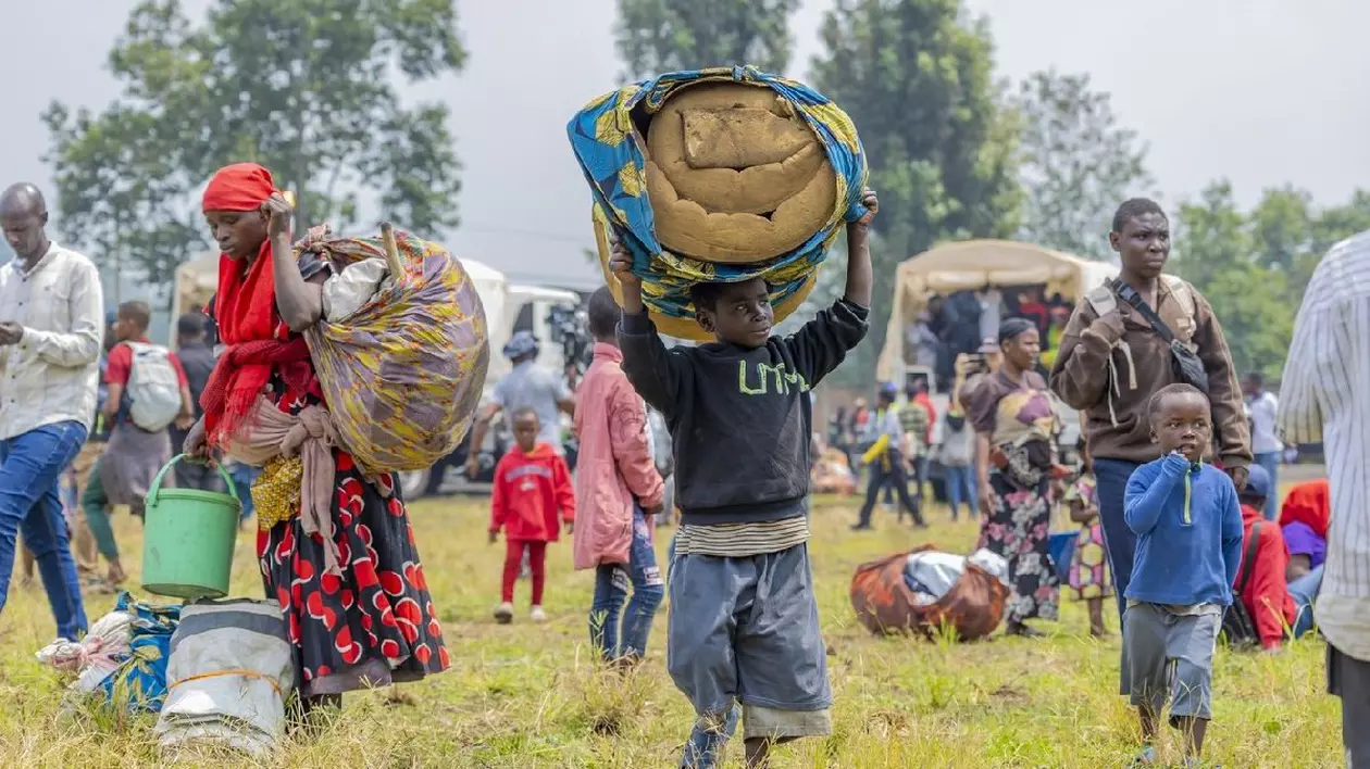 Persoanele care au traversat din Congo așteaptă asistență în Gyseny, Rwanda, marți, 28 ianuarie 2025, în urma avansului rebelilor M23 în capitala Goma din estul Congo, 28 ianuarie 2025