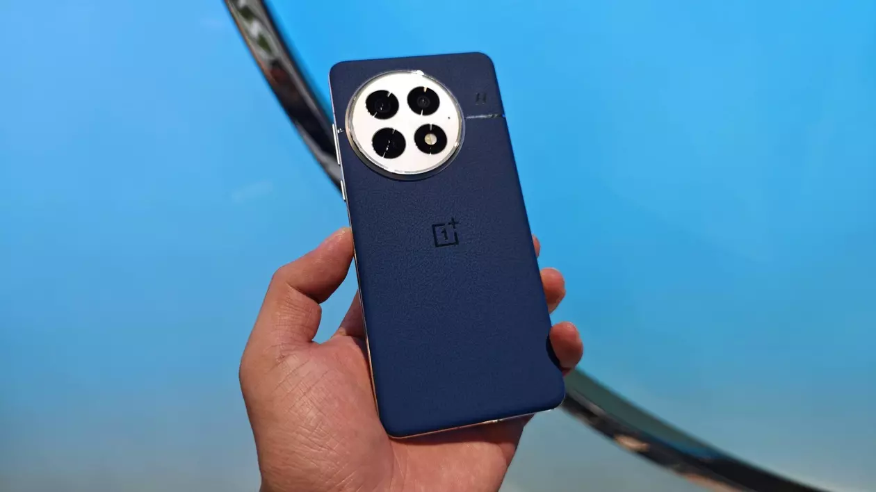 OnePlus 13, în timpul unei prezentări care a avut loc în China în 2024.