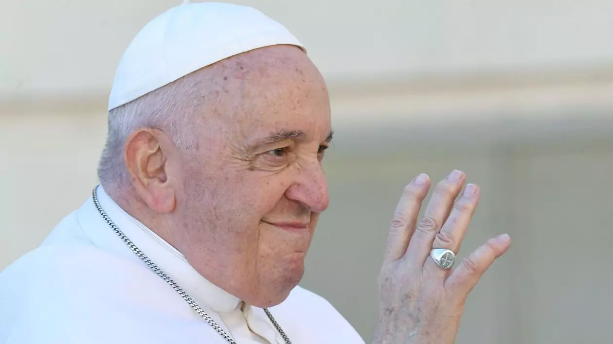 Papa Francisc salută cu mâna în Piața Sfântul Petru de la Vatican, pe 15 martie 2023