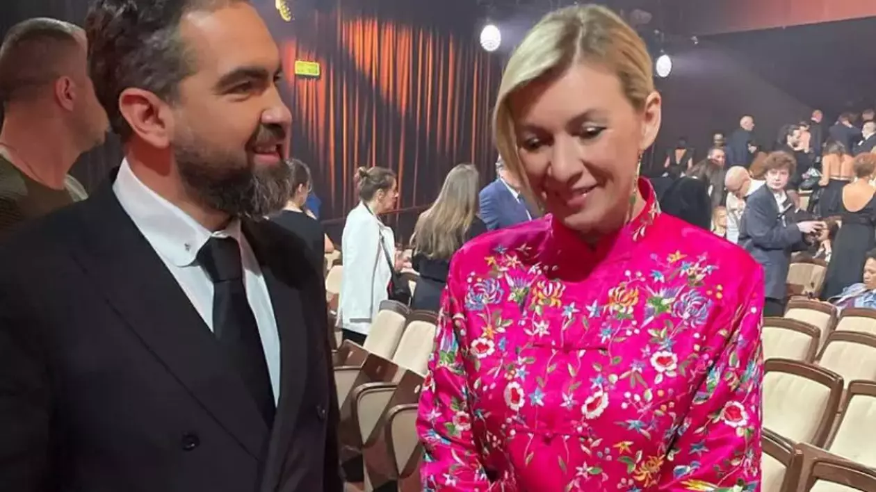 Preotul Ciprian Mega și purtătoarea de cuvânt a MAE rus, Maria Zaharova, la un festival de film la Moscova Captură Facebook/ Laura Irina Mega