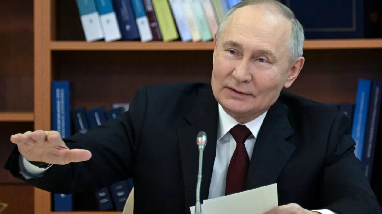 Președintele rus Vladimir Putin face gesturi în timp ce vorbește în timpul unei reuniuni a Consiliului de administrație al Universității de Stat din Moscova Lomonosov din Moscova, Rusia, vineri, 25 ianuarie 2025