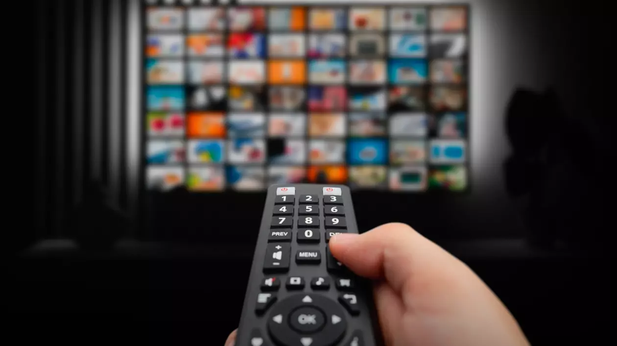 Cât costă abonamentele la Netflix, Max, Disney+, Prime Video şi SkyShowtime în 2025 - Imagine cu o telecomandă îndreptată spre un TV pe ecranul căruia este afisat continutul unei platforme de streaming.