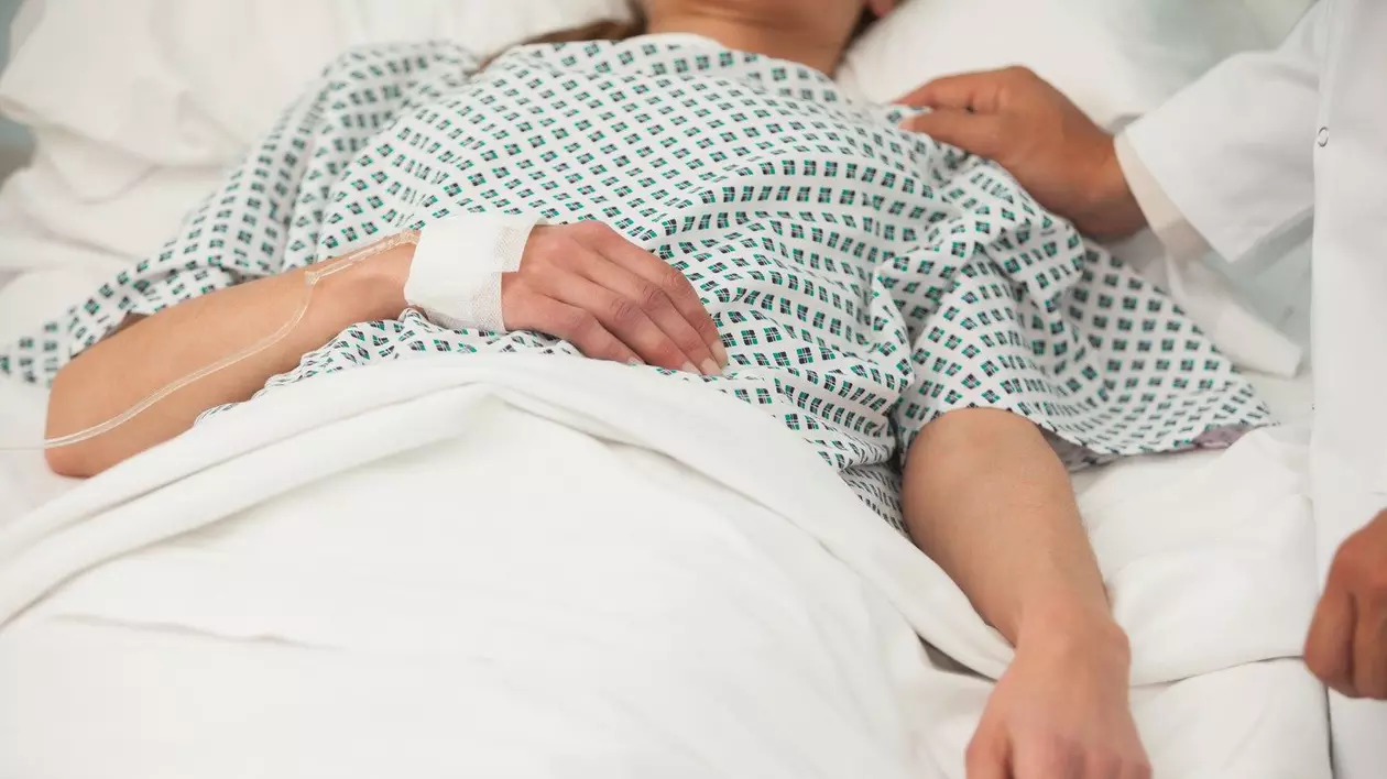 femeie pe patul de spital