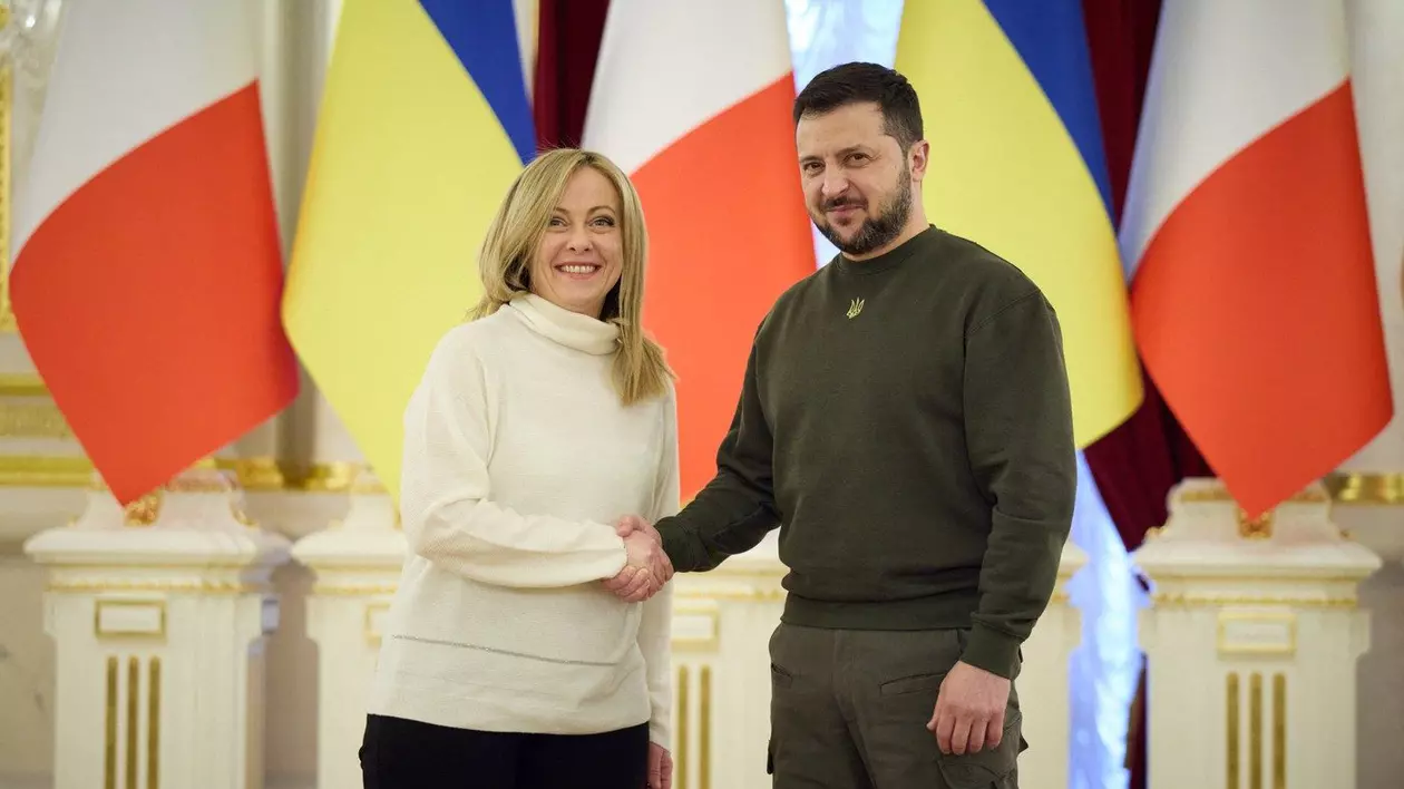 Giorgia Meloni (stânga) și Volodimir Zelenski (dreapta)