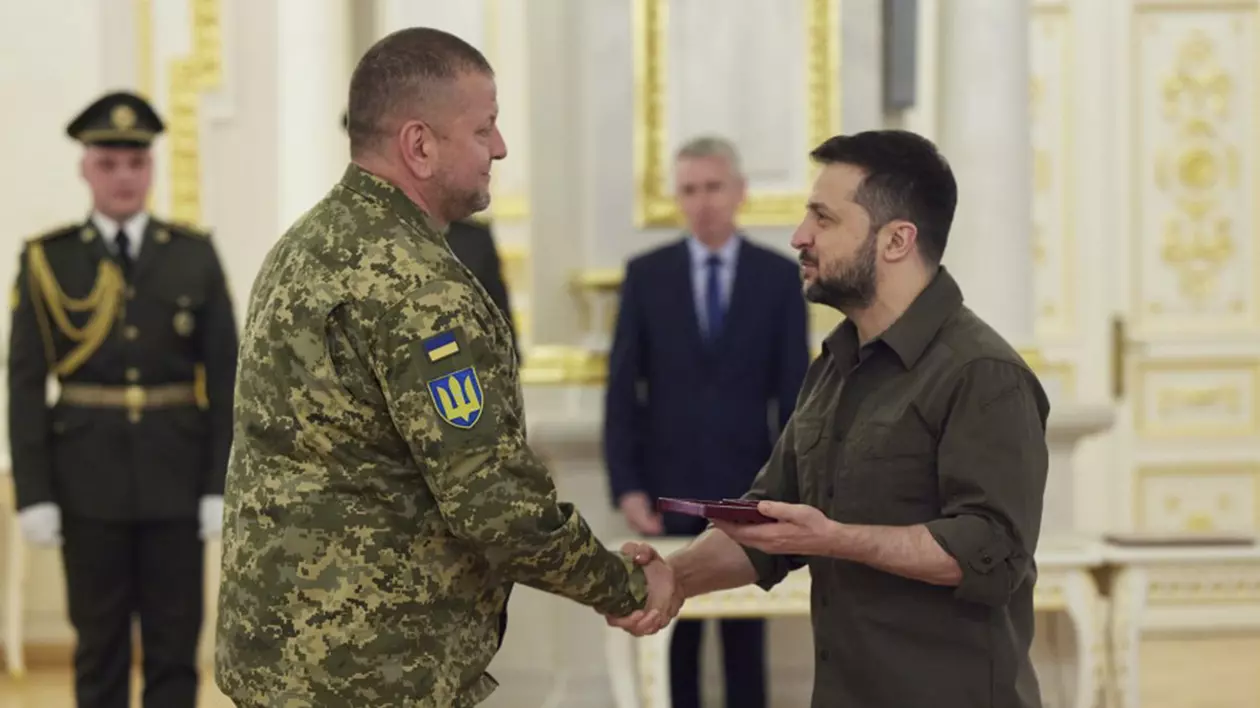 Volodimir Zelenski vrea al doilea mandat de președinte, anunță presa din Ucraina: „Valeri Zalujnîi, fostul șef al armatei, amenințat cu dosare penale dacă va candida”