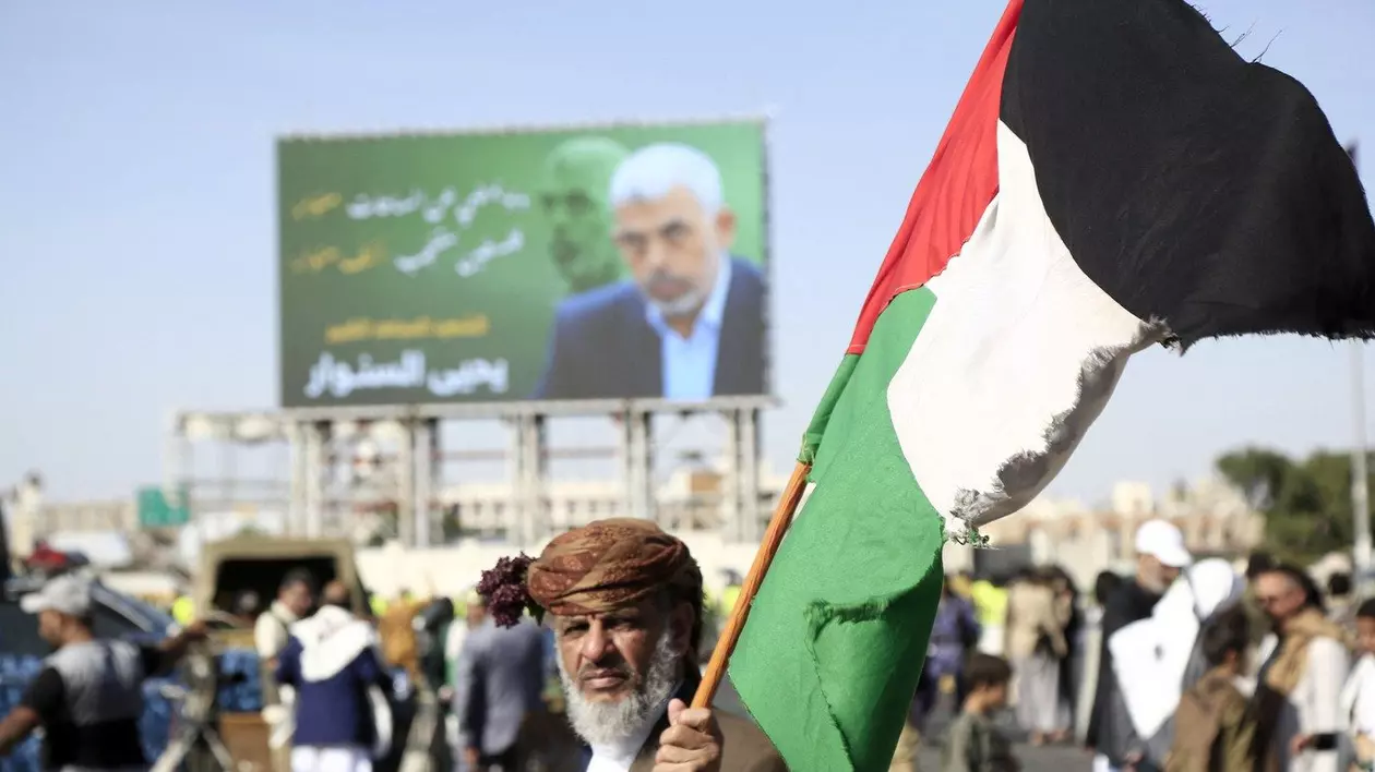 Susținător al Hamas cu steagul palestinian în mână Foto: Profimedia