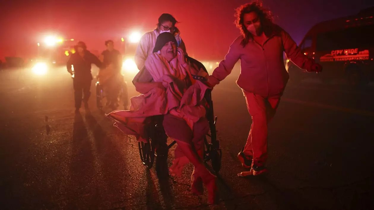 Doi bărbați și câinele lor au rămas blocați în propria locuință de lux din Los Angeles, înconjurați de flăcări