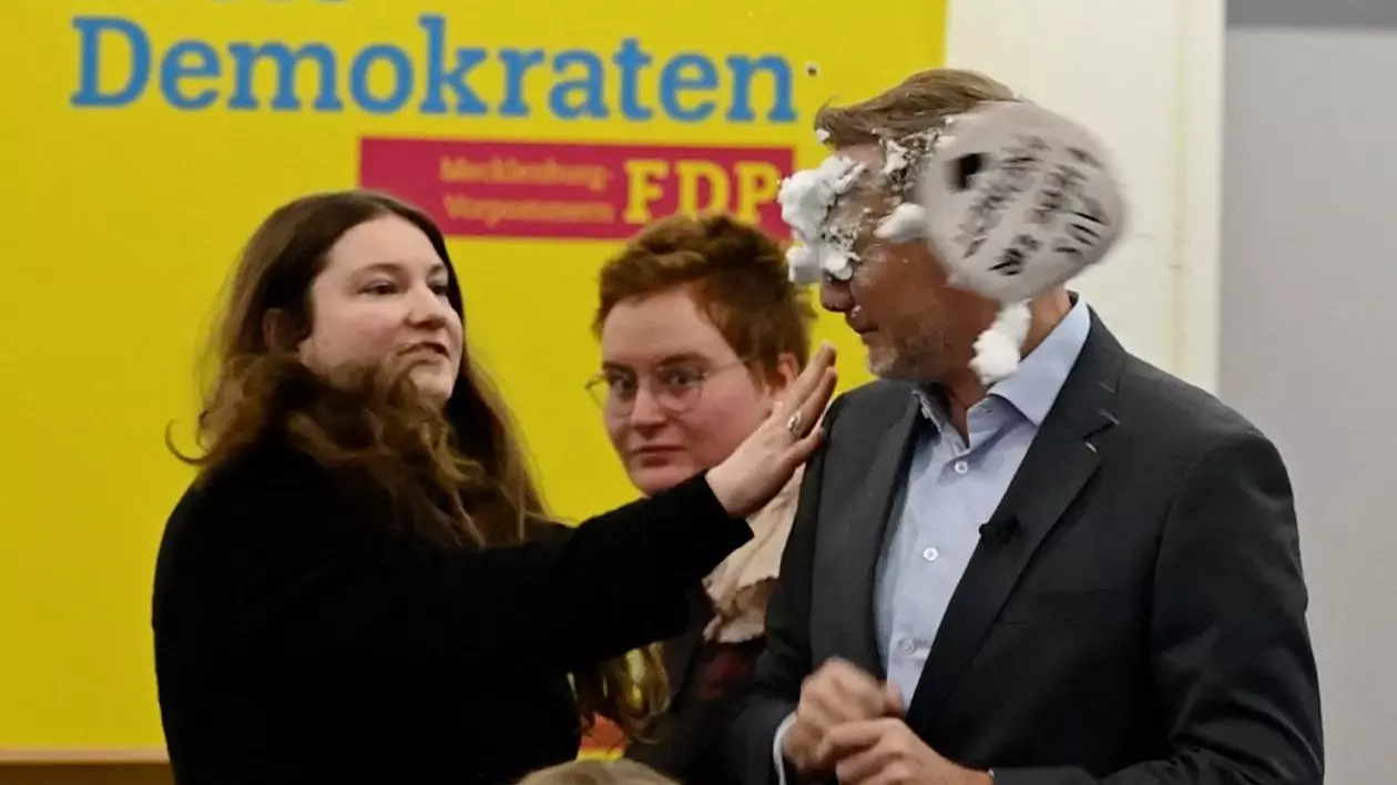 Christian Lindner, liderul Partidului Liber Democrat din Germania, atacat cu „tort”, la o acțiune electorală: „Măcar de era gustos” | VIDEO