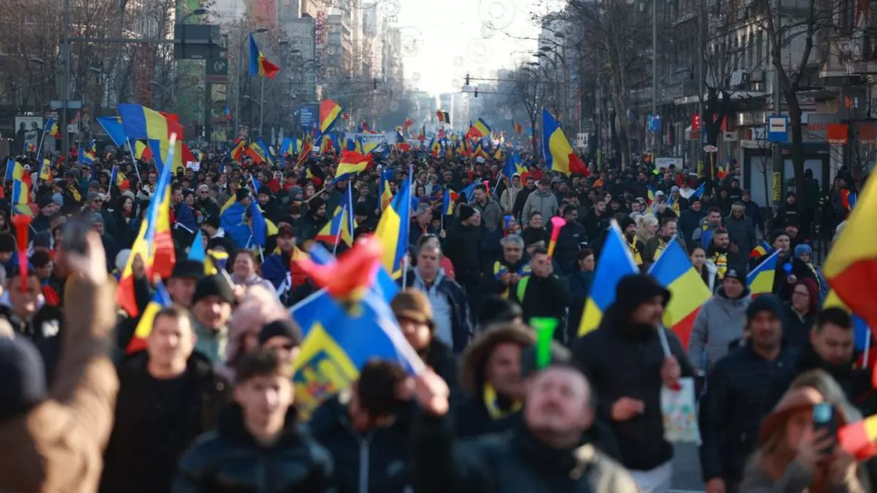 LIVE TEXT: Zeci de mii de oameni la protestul organizat de AUR în București. Mai mulți protestatari aveau asupra lor cuţite, bricege și substanţe interzise