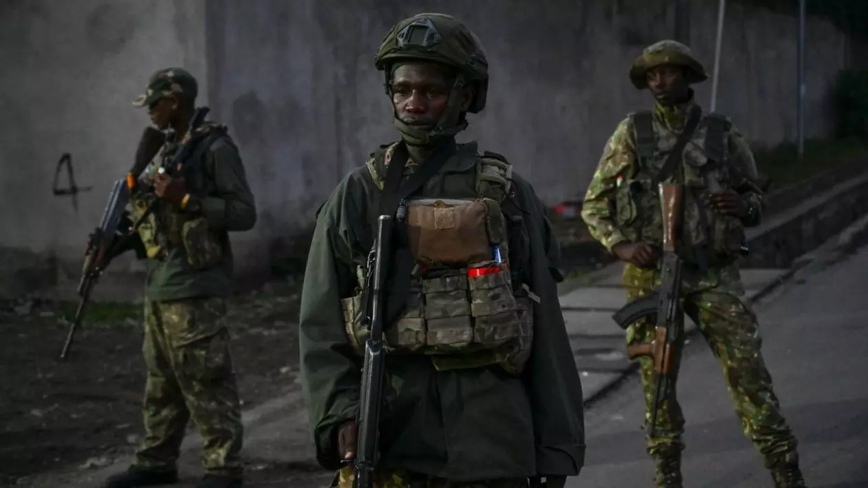 Rebelii M23 patrulează pe o stradă întunecată în Goma, RD Congo Foto: Profimedia