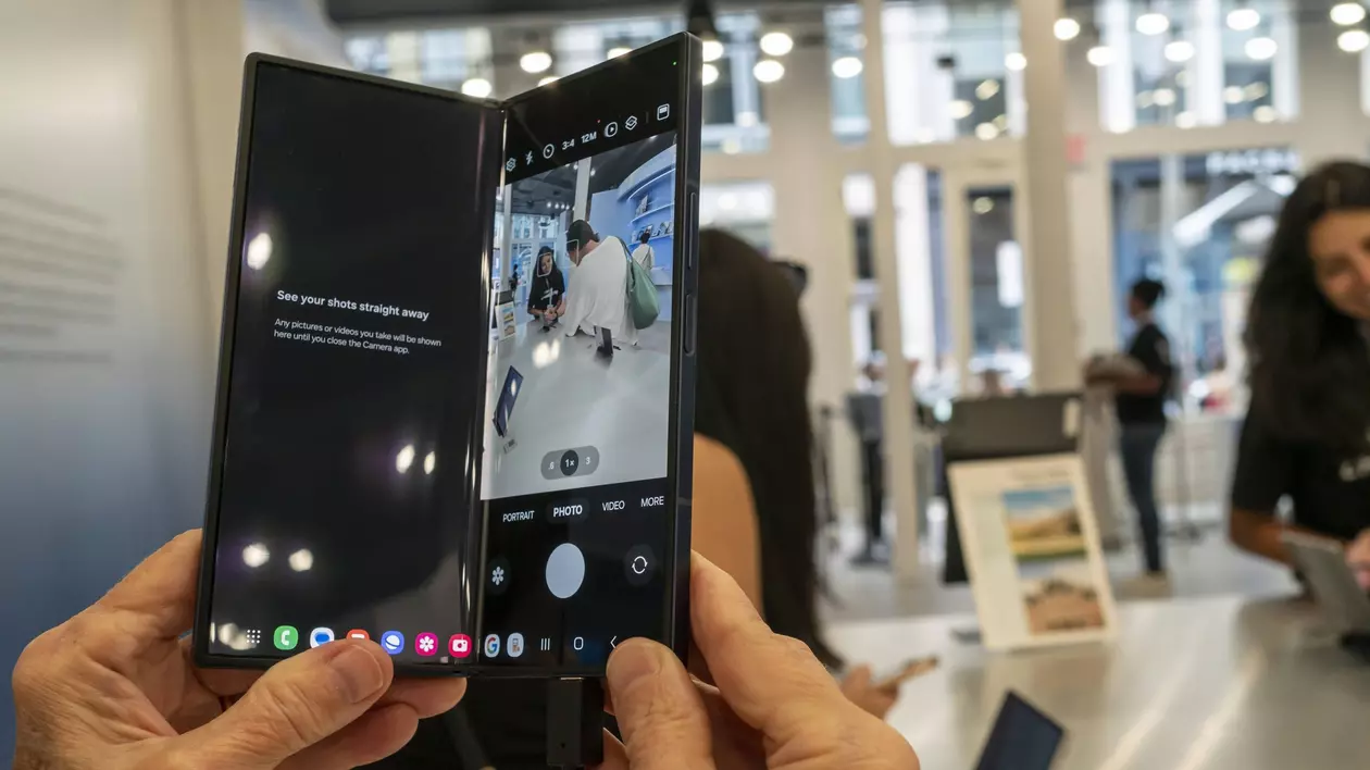 Un Samsung Galaxy Z Fold6, în cadrul unui showroom de prezentare din New York.