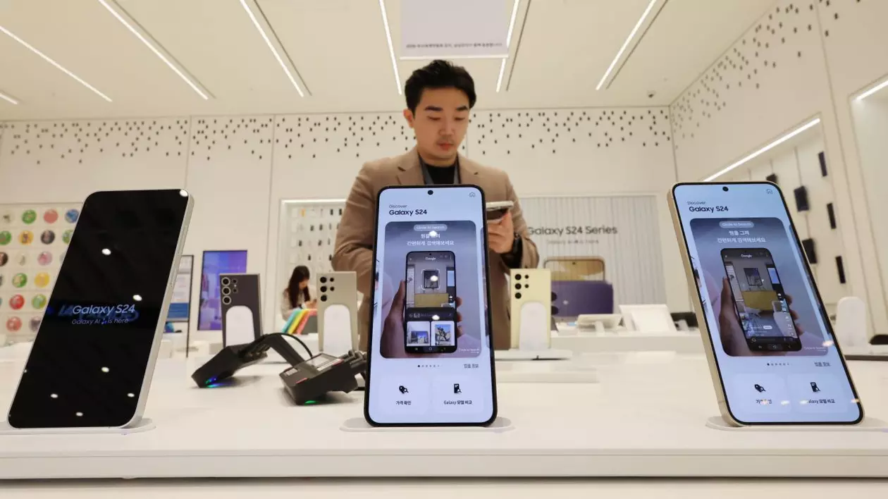 Gama Samsung Galaxy S24, în cadrul unui showroom de prezentare Samsung.