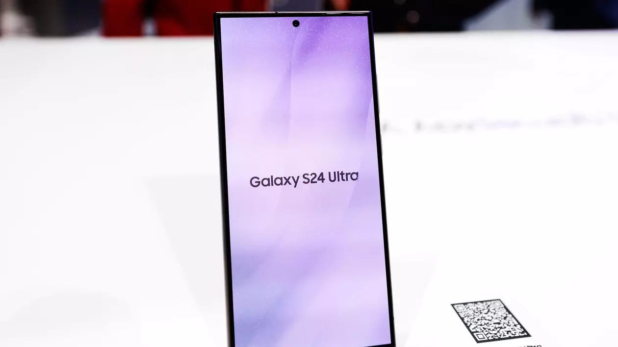 Samsung Galaxy S24 Ultra, expus în cadrul unei prezentări publice.