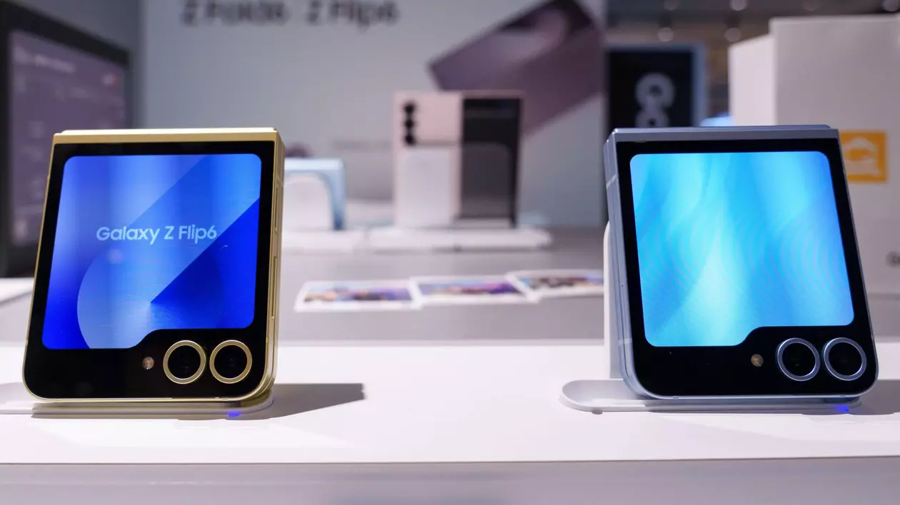 Două telefoane Samsung Galaxy Z Flip 6 sunt așezate pe standuri de prezentare în cadrul unui showroom Samsung din Coreea de Sud.