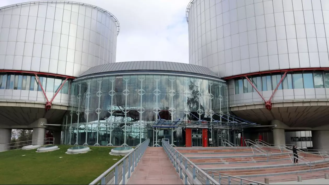 Clădirea Curții Europene a Drepturilor Omului (CEDO) de la Strasbourg. Clădirea este impunătoare și îngrijită