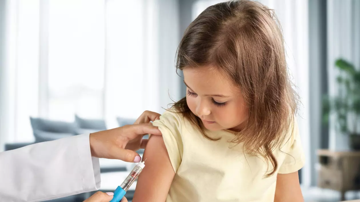 Un copil vaccinat de un medic în cabinet