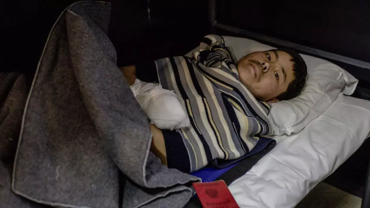 Soldat nord-coreean, rănit și întins pe pat, după ce a fost capturat