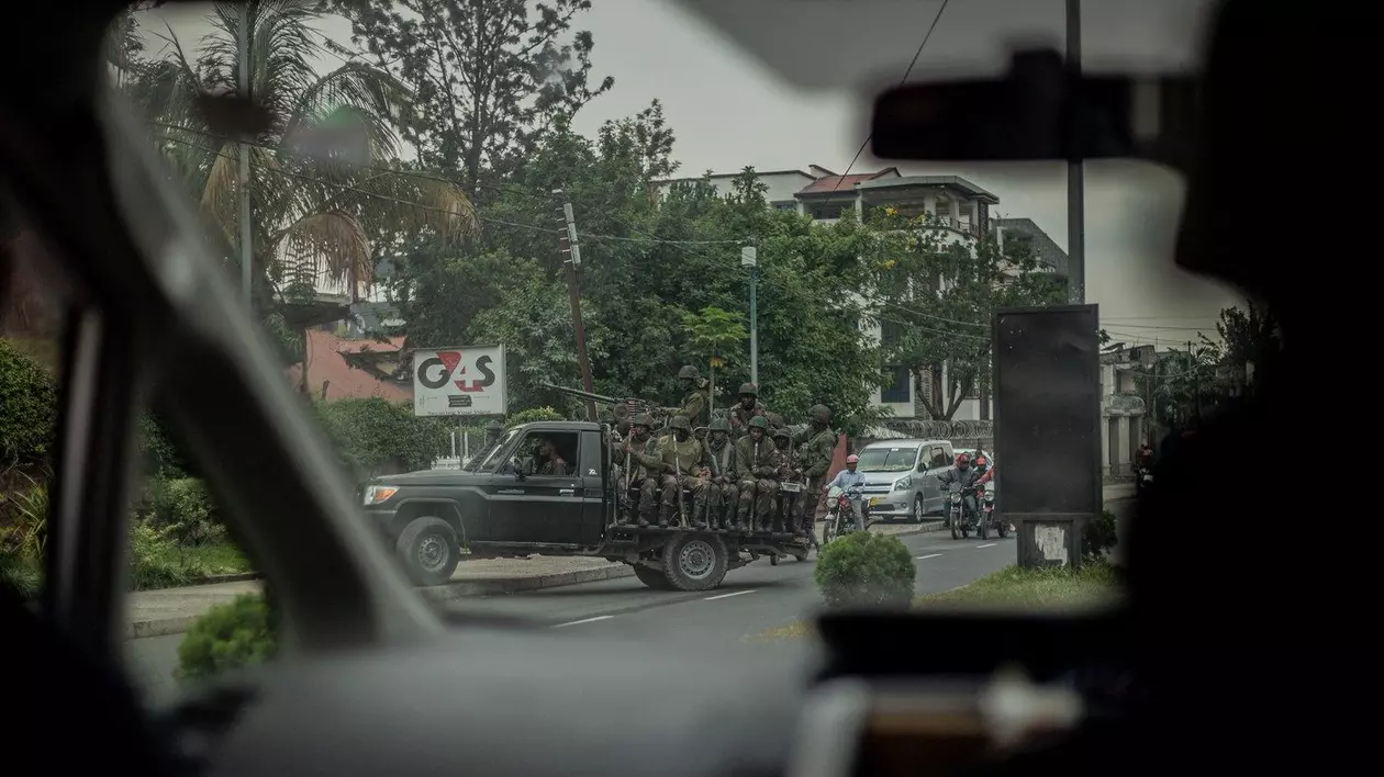 Soldați ai Forțelor Armate ale Republicii Democrate Congo (FARDC) călătoresc cu o camionetă în Nzulo, pe drumul principal care leagă capitala Nord Kivu, Goma, de orașul Sake, pe 25 ianuarie 2025.