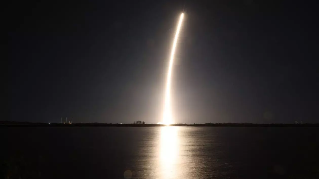 SpaceX A Lansat O Rachetă Cu Două Dispozitive Comerciale Care Vor ...