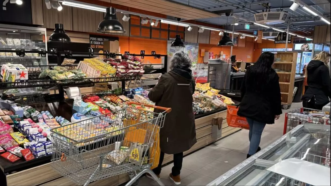 Un supermarket care se închide a scos toate produsele la vânzare la jumătate de preț, în ultima zi: „Ce nu se dă ajunge acasă la angajați”