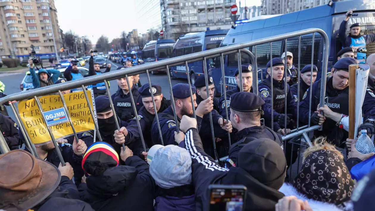 Susținătorii pro-Călin Georgescu veniți din Parcul Tineretului în Piaţa Victoriei s-au îmbrâncit vineri, 24 ianuarie, cu jandarmii