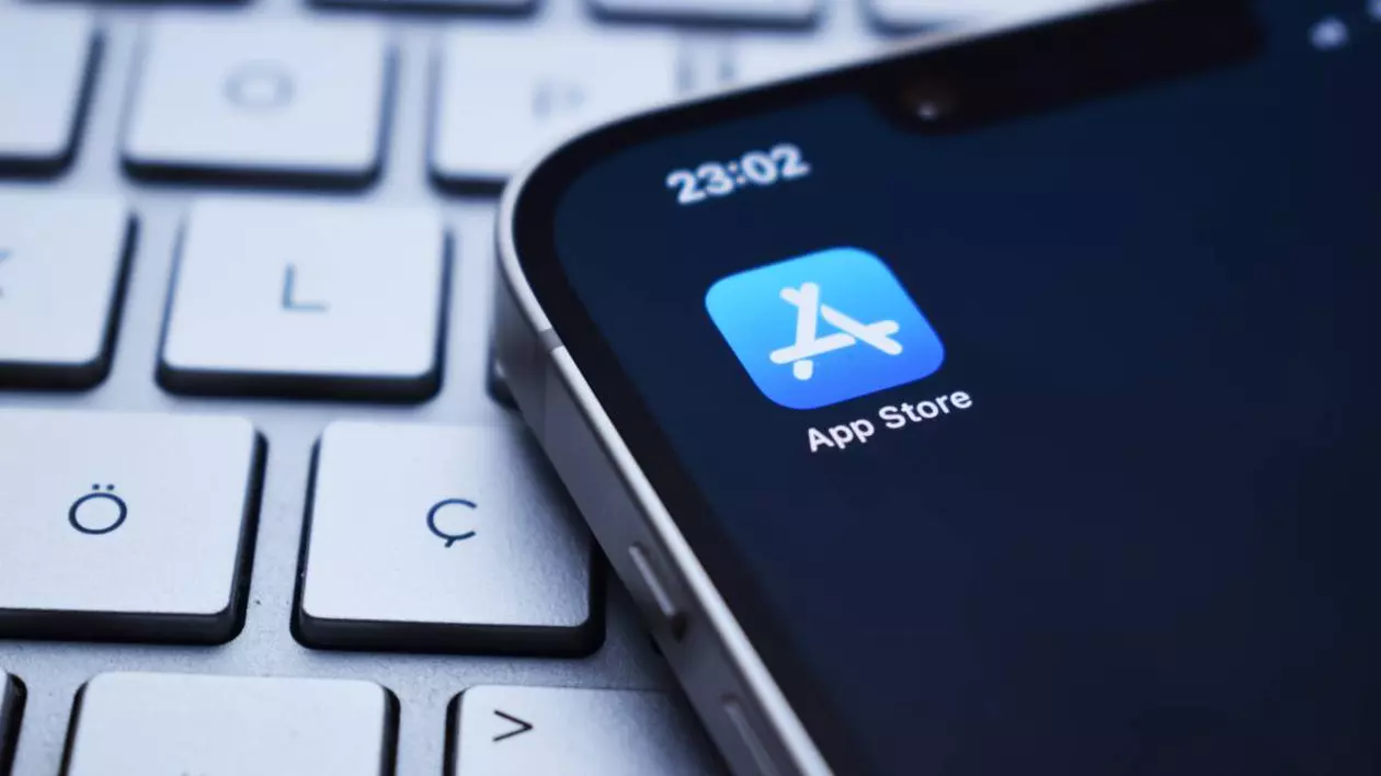 telefon mobil iphone pe tastatura unui computer