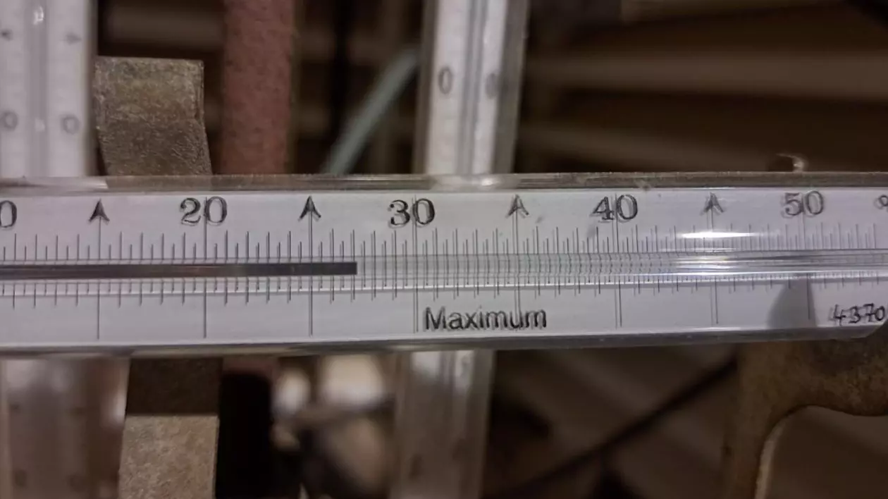 Un termometru care indică temperatura de 27 de grade Celsius, înregistrată în Spania, pe 27 ianuarie 2025