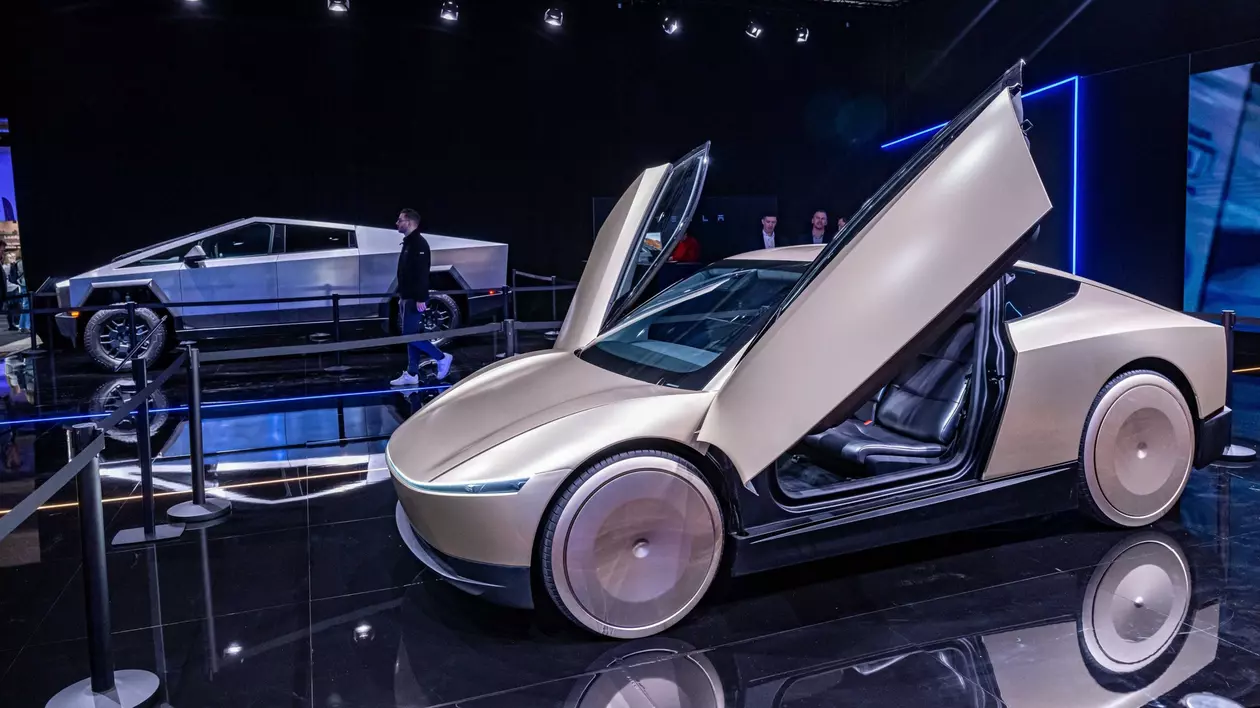 Un taxi autonom Tesla Robotaxi, în timpul prezentării inițiale care a avut loc în 2024.