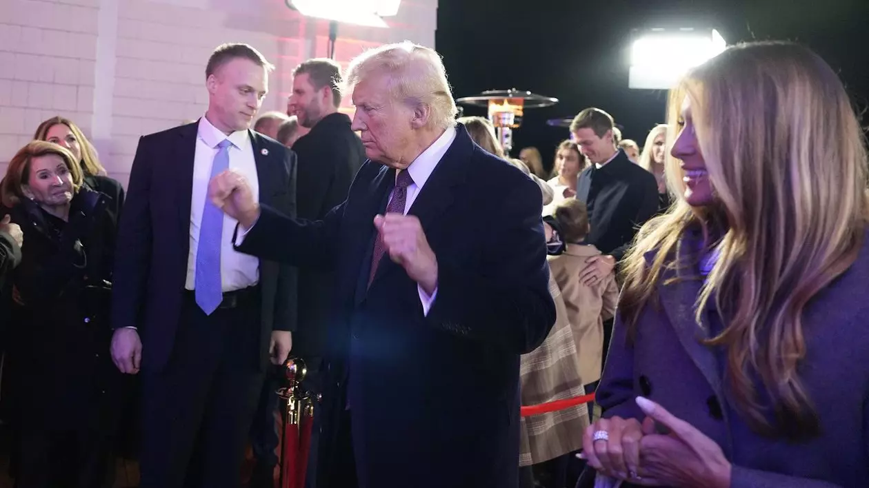Donald Trump dansează în fața mai multor oameni. Foto: Profimedia Images
