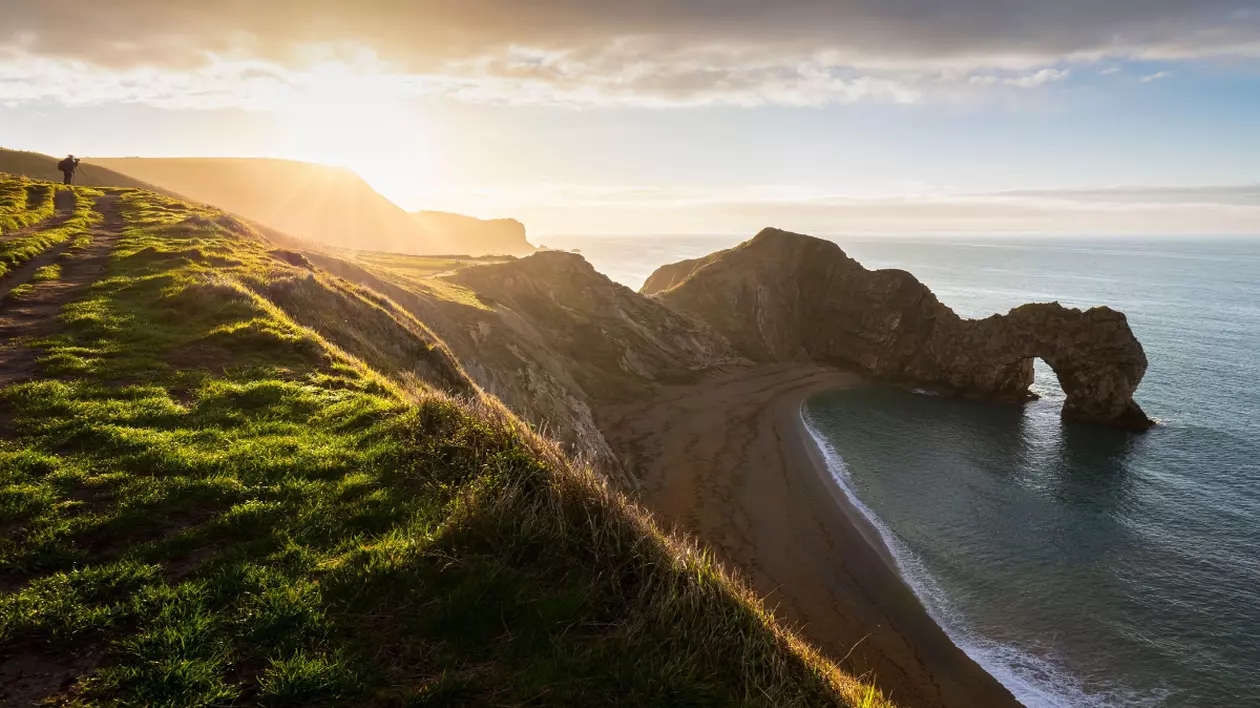 Vedere la răsăritul soarelui de la Durdle Door, Anglia