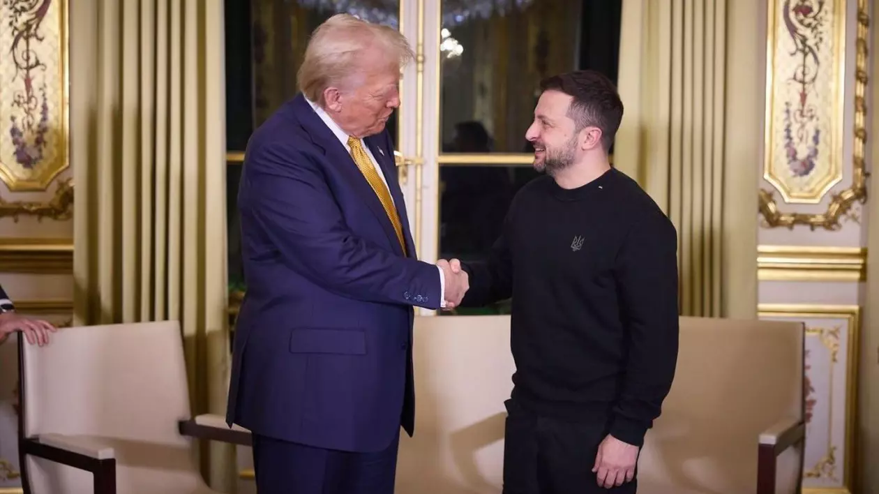 Volodimir Zelenski (dreapta) dă mâna cu Donald Trump înainte de o întâlnire bilaterală