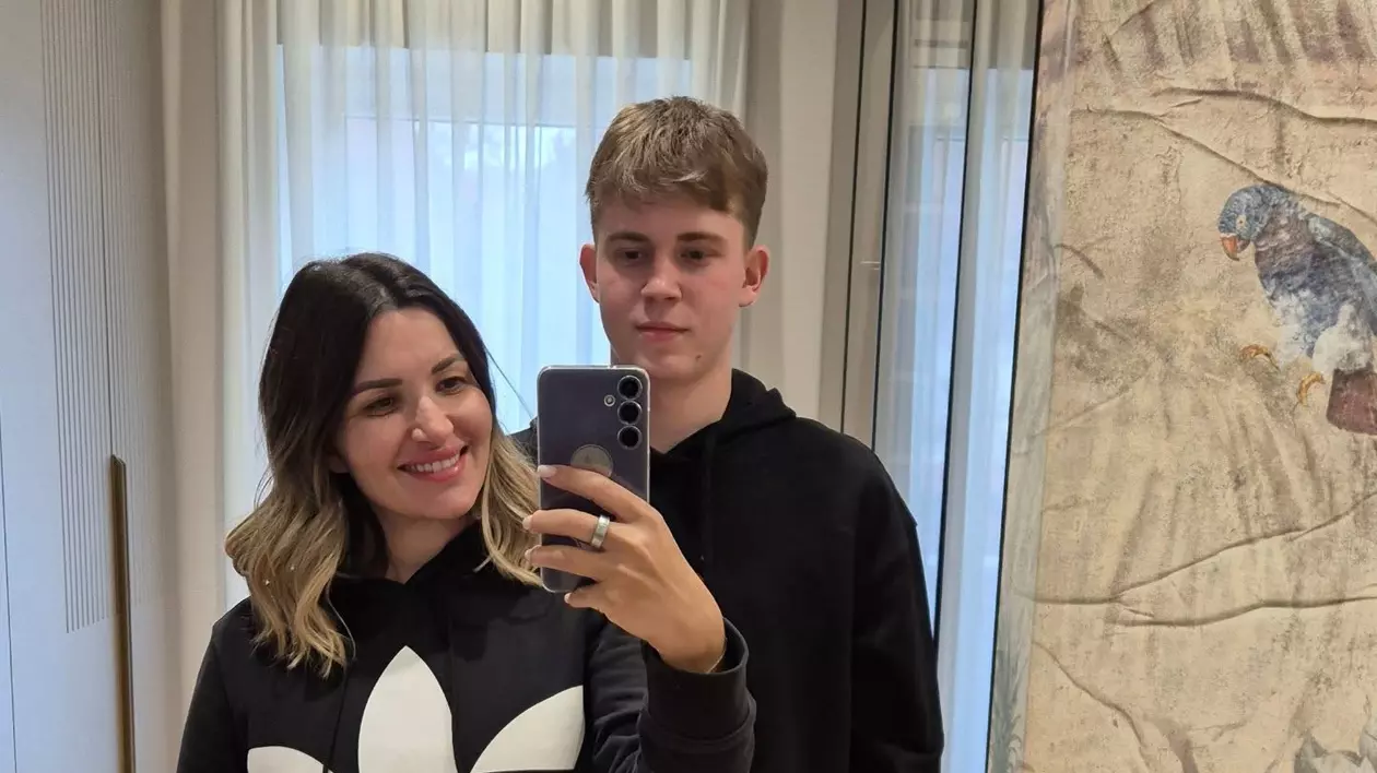 Fiul Elei Crăciun se pregătește să plece din casa părinților. Alex a împlinit 18 ani. „Mă sperie enorm. E un sentiment ciudat”