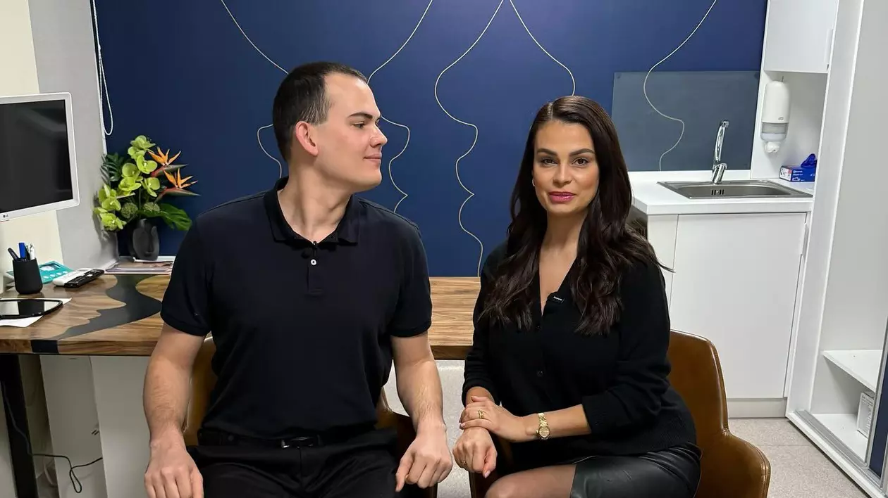 David, fiul cel mare al Ancăi Serea, și-a făcut transplant de păr la Cluj. Imagini din cabinetul medicului