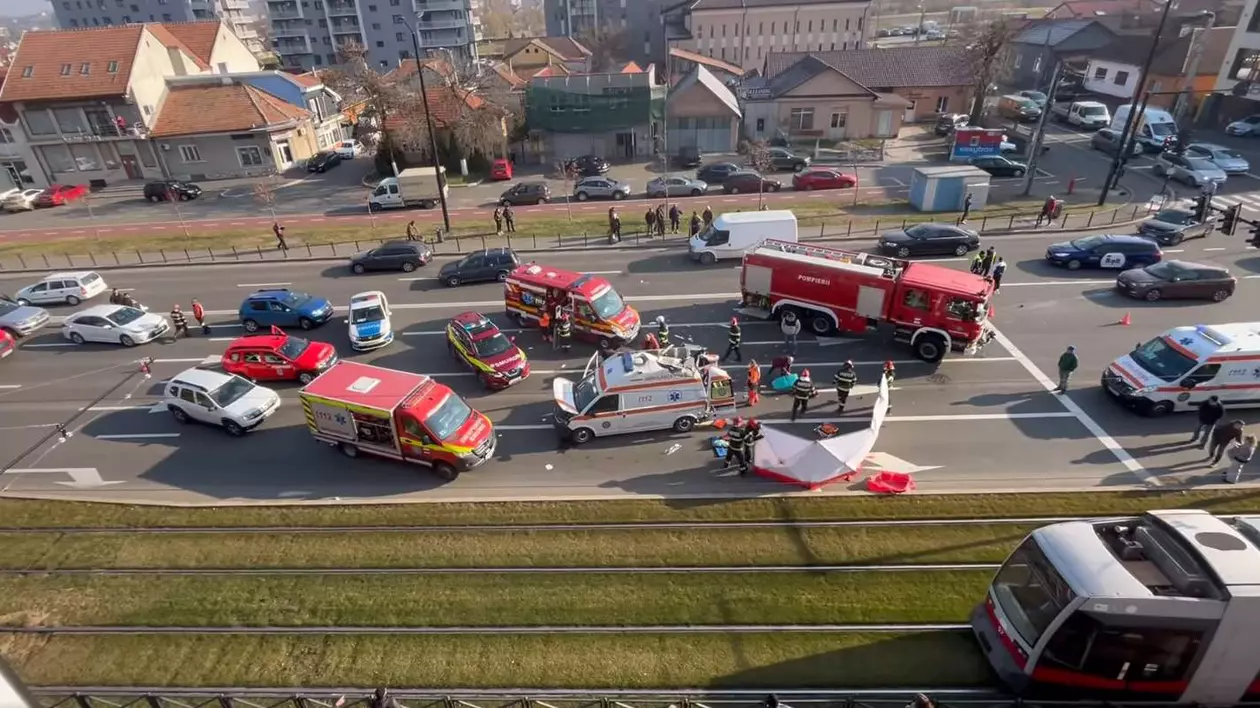 Trei răniți în Oradea după ce o ambulanță care transporta un pacient a fost lovită de o mașină și s-a răsturnat