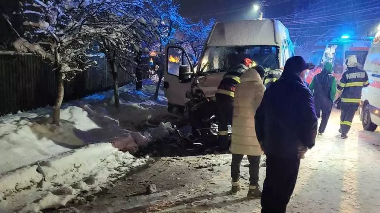 Mai multe ambulanțe, medici și pompieri sunt la accidentul din Prahova, Ariceștii Rahtivani, unde se vede și un microbuz lovit. Este zăpadă pe jos și întuneric