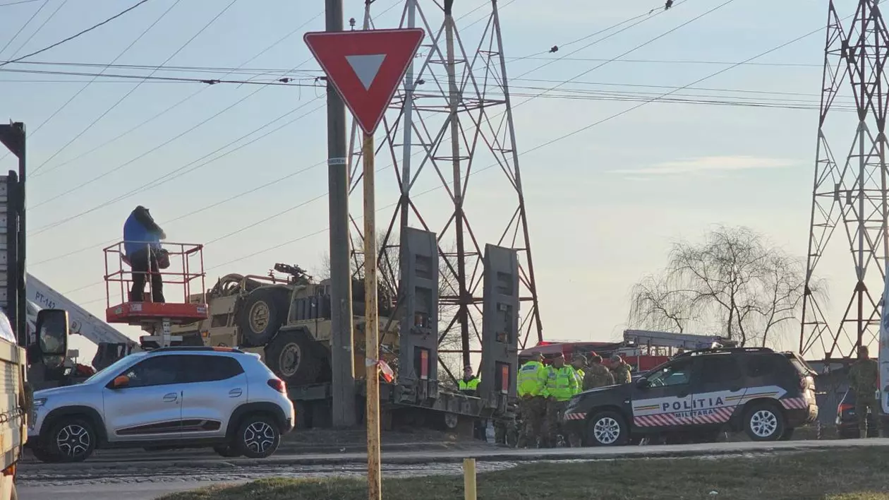 Un vehicul militar condus de un soldat britanic a acroșat doi stâlpi de electricitate din Galați