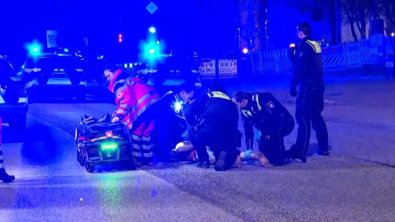 Imagini de noapte din Hamburg, Germania, cu poliție si o victima pe asfalt Sursă foto : abendblatt.de