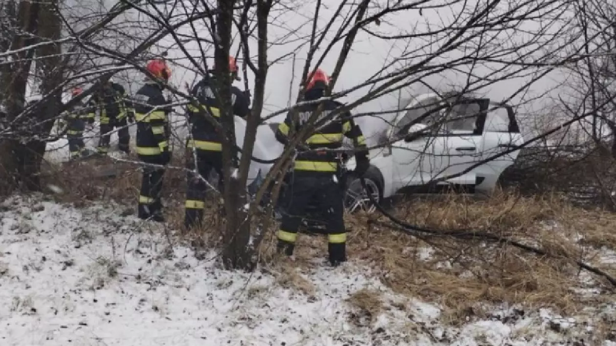 Pompierii au găsit două persoane decedate într-o masina care a ars