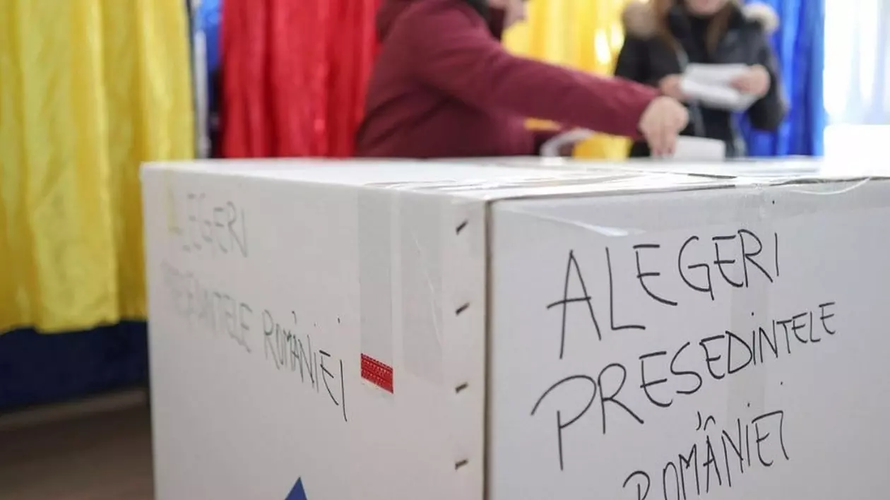 O femeie bagă buletinul de vot într-o urnă albă pe care scrie Alegeri președintele României