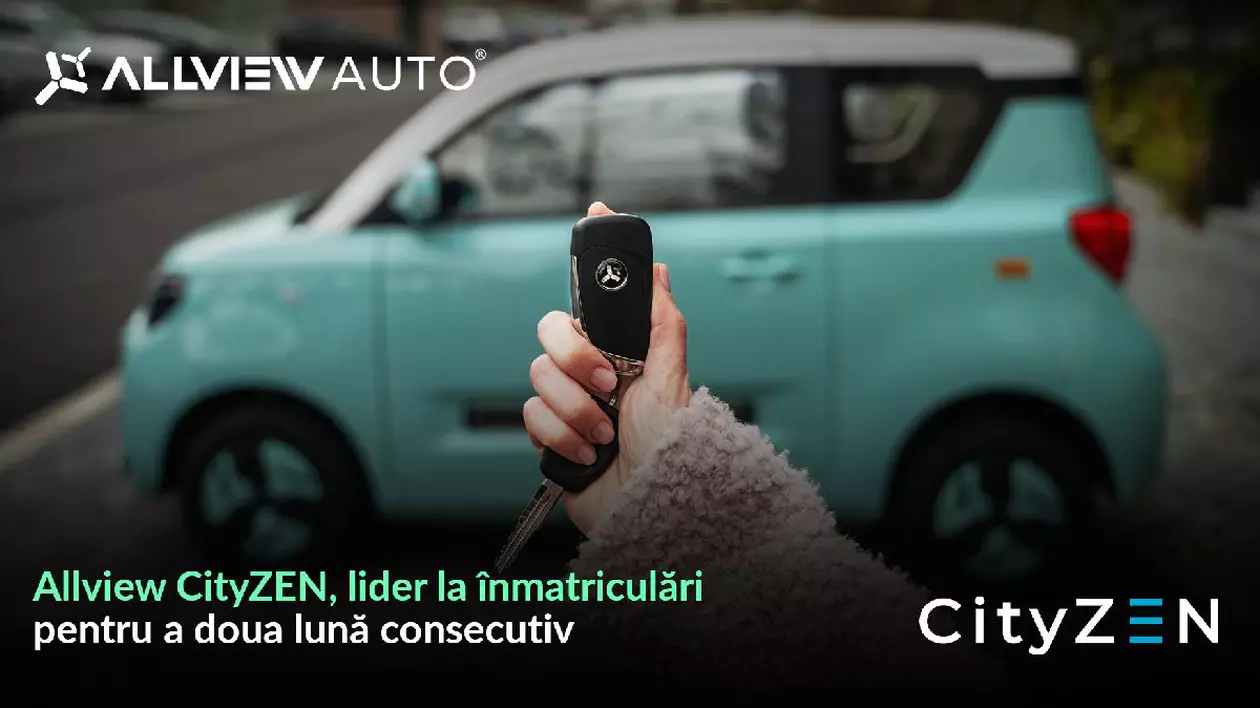 O mașină electrică Allview CityZEN verde, în plan secund, în spatele unei persoane care ține în mână o cheie.