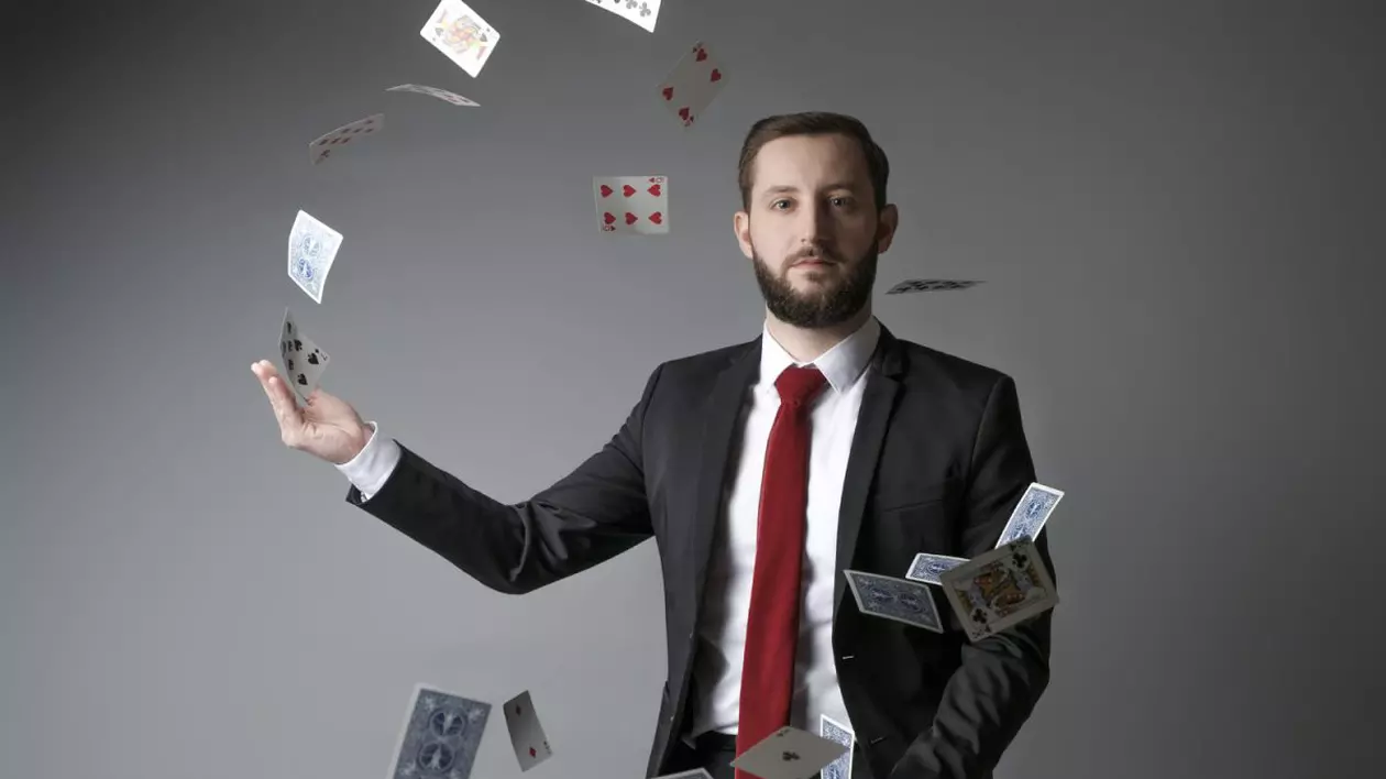 Andrei Gîrjob, un tânăr magician face trucuri cu cărți