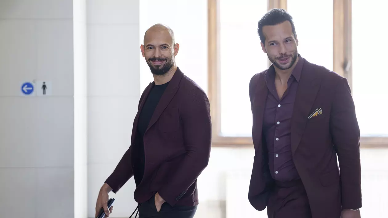 Andrew Tate (stânga) si Tristan Tate (dreapta) surprinși la Curtea de Apel Bucuresti -15 octombrie 2024.