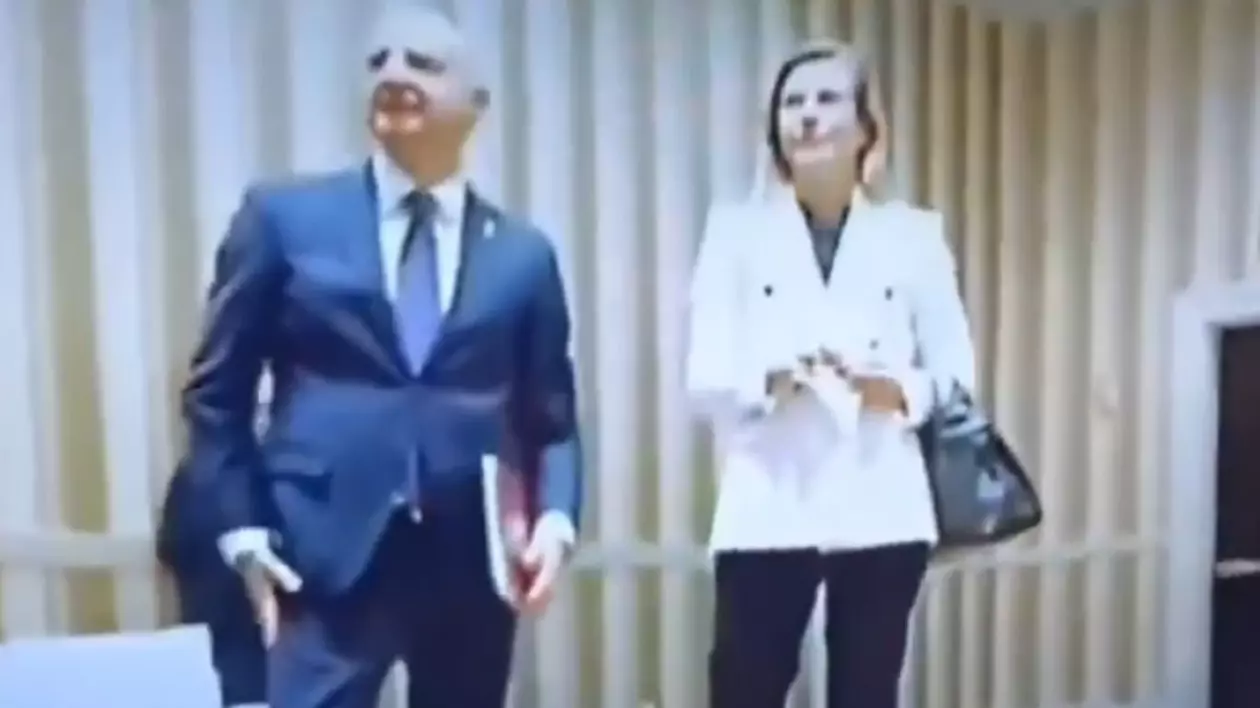 Andrzej Duda, președintele Poloniei, așteaptă, alături de un consilier, să intre în biroul lui Donald Trump. Liderul de la Varșovia poartă un costum albastru și ține o mapă în mână