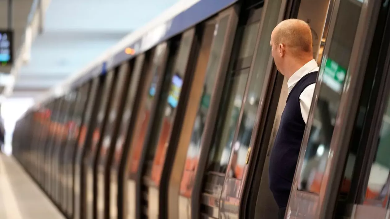 Angajat Metrorex se asigură că niciun călător nu este în pericol înainte să închidă ușile