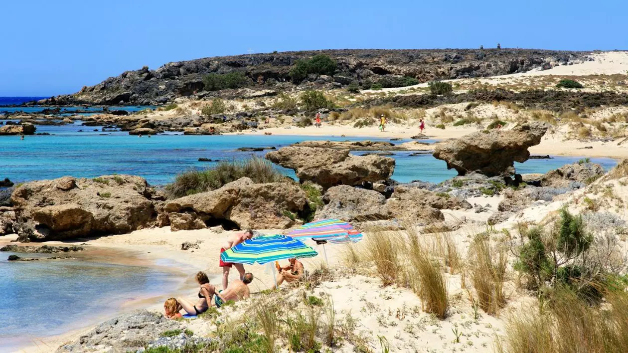 Apa cristalină și nisipul alb de pe plaja Elafonisi, coasta de vest a Cretei, provincia Chania